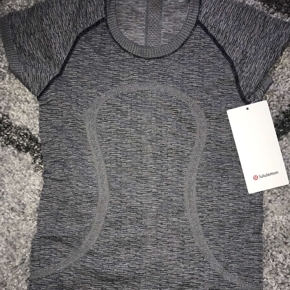 Lululemon swiftly ss crew black white size 4